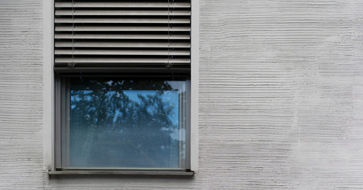 Rolety okienne zewnętrzne – czy warto w nie zainwestować