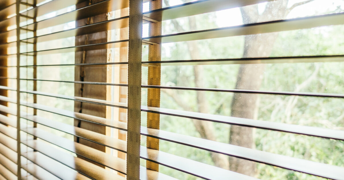 Rolety wewnętrzne czy zewnętrzne